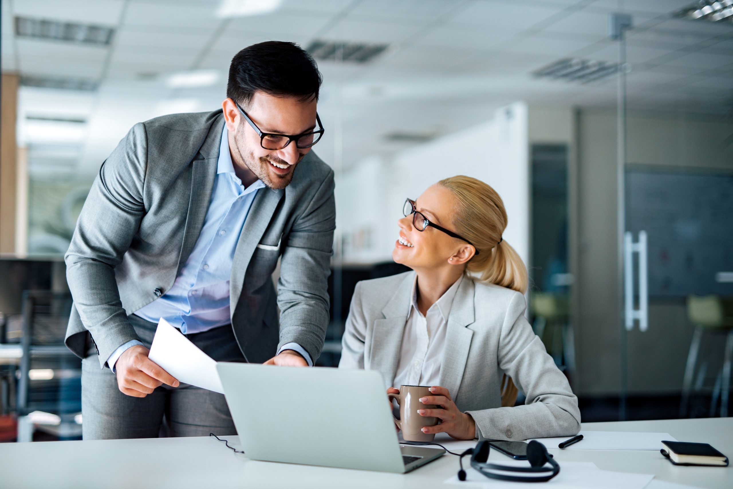 Positive business people talking about business achievement, por